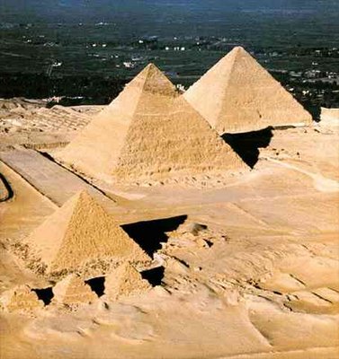 SE PUEDE ACEPTAR LA CREENCIA DE VIDA EXTRATERRESTRE? Piramides-egipto